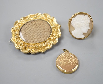 A Victorian yellow metal and cameo set scarf clip, 27mm, a 9ct back and front locket and a yellow metal overlaid and plaited hair brooch.
